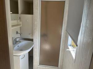 a bathroom with a sink and a shower backdoor at het straatje in Scherpenisse