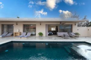 a house with a swimming pool in front of a house at אלאיה סוויטות יוקרה in Shomera