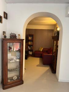 a living room with a couch and an archway at Le Vele Del Cigno in Peschiera del Garda +38 photos