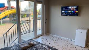 a room with a sliding glass door with a slide at Міні-готель аквапарку Европа in Solomonovo
