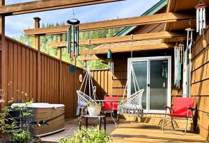 a porch with chairs and a porch swing at Leah's Homestay in Hoquiam in Hoquiam