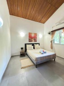 a bedroom with a bed and a wooden ceiling at Villa Prisca in Sainte Marie