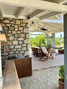 Un patio sau altă zonă în aer liber la Alsalos