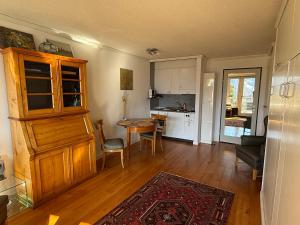 a living room with a table and a kitchen at Blüemlisalp 712 Studio in Beatenberg