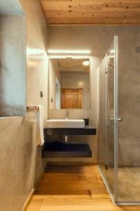 a bathroom with a sink and a shower at Casa do Alecrim in São Roque do Pico