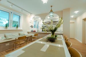a kitchen and dining room with a table and chairs at Villa boZEN w Juracie in Jurata