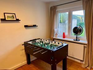 a chess board in a room with a window at Ferienwohnung Rosengarten in Einbeck