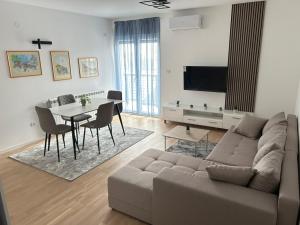 a living room with a couch and a table at Sabac City Apartman Centar S2 in Šabac