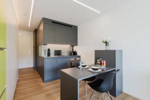 a kitchen with a table and chairs in a room at Premium Studio mit Balkon - Pfarrkirchen in Pfarrkirchen