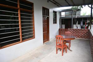 a wooden table and two chairs sitting next to a building at Depa en Pto Maldonado in Puerto Maldonado