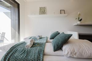 a bedroom with a bed with pillows on it at Premium Studio mit Balkon - Pfarrkirchen in Pfarrkirchen