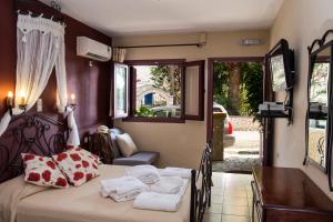 En eller flere senger på et rom på GreKa Ionian Suites