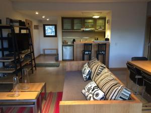 sala de estar con sofá en el centro en Golf y Polo Apartment en San Martín de los Andes