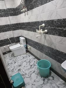 a dirty bathroom with a toilet and a sink at Tulsi Dham in Vrindāvan