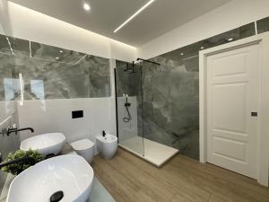 a bathroom with two sinks and a shower at CR home in Pompei in Pompei