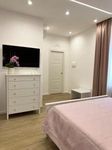 a bedroom with a bed and a tv on a dresser at CR home in Pompei in Pompei +26 photos