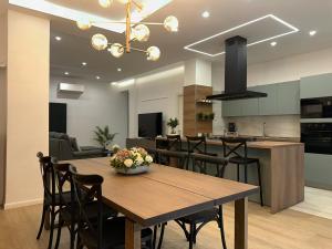 a dining room and kitchen with a table and chairs at CR home in Pompei in Pompei