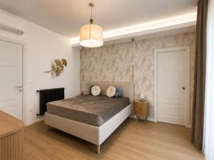 a bedroom with a bed and a pendant light at CR home in Pompei in Pompei