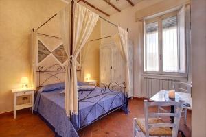 1 dormitorio con cama con dosel y mesa en Bronzino Apartment, en Florencia