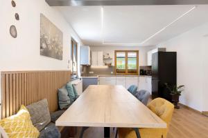 a kitchen and living room with a wooden table at Ferienwohnung am Brändbach in Bräunlingen