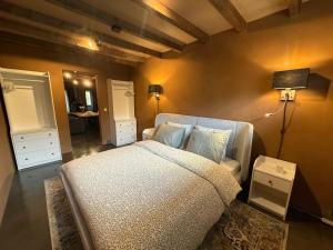 a bedroom with a bed and a lamp and a mirror at 't Woldhoesie in Diever