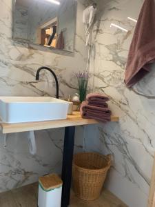 a bathroom with a sink and a mirror at Spokojna Dolina in Brejdyny