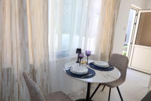 ein Tisch mit zwei Stühlen und ein Tisch mit zwei Gläsern in der Unterkunft Studio Perina in Trogir
