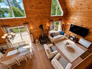 an overhead view of a living room in a log cabin at Le Malpic in Mont-Laurier