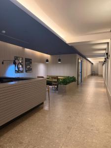 a long hallway with a table and chairs in a building at 08 Studio com Arte e Sofisticação perto do Consulado in São Paulo +22 photos