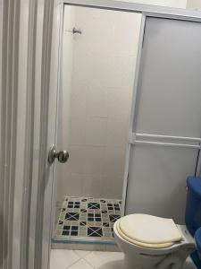 ein Badezimmer mit Dusche und Toilette in der Unterkunft casa serrano in Valledupar + 5 Fotos