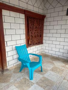 ein blauer Stuhl vor einem Gebäude in der Unterkunft casa serrano in Valledupar
