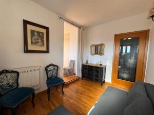 a living room with a couch and two chairs at La Specola di Galileo con ampia vasca idromassaggio in Acquasparta