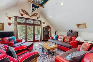 a living room with couches and a table at Deer Haven Lodge in Kalispell
