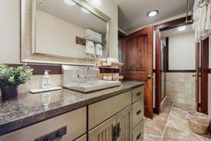 a bathroom with a sink and a mirror at Deer Haven Lodge in Kalispell +23 photos