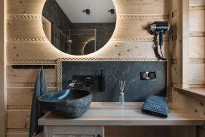 a bathroom with a black sink and a mirror at Frankowe Domki in Szczawnica +55 photos