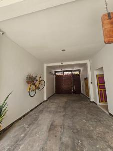 an empty garage with a bike hanging on the wall at Casa de Luna in La Dorada