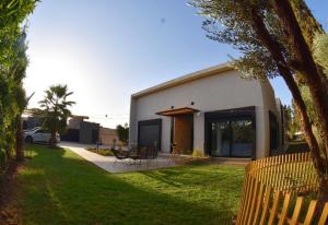 a white house with a yard with a fence at Villa Dar SAYF in Najem