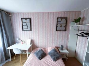 ein Schlafzimmer mit einem Bett, einem Tisch und einem Schreibtisch in der Unterkunft Chambres Spacieuses et Lumineuses - Angers - Votre havre de paix in Angers + 36 Fotos