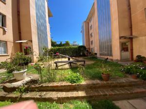 a garden in the middle of two buildings at Condominio María Teresa in Quintero