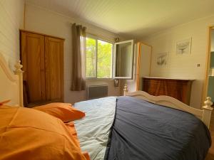 a bedroom with a large bed and a window at Oustau deu Beç in Verdaches