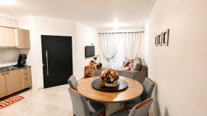 a kitchen and a dining room with a table and chairs at Casa da Cle, 2 quartos com ar condicionado, 600m da praia in Itapoa