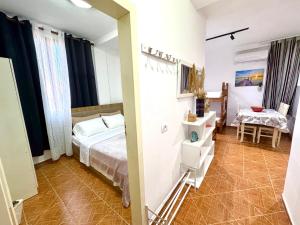 a bedroom with a bed and a table in a room at Joni's Beach Apartments - Spille in Spille