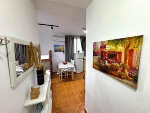 a room with a painting hanging on a wall at Joni's Beach Apartments - Spille in Spille