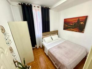 a bedroom with a bed and a painting on the wall at Joni's Beach Apartments - Spille in Spille +10 photos