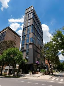 a tall building on a city street at CITIO Hotel - Laureles in Medellín