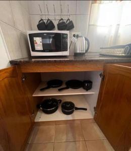 a kitchen counter with a microwave and pots and pans at SPiNETTO PREMiUM in Santa Rosa