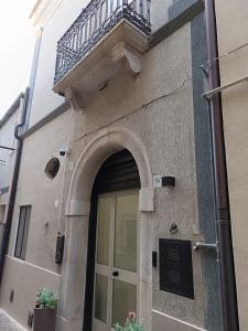 an entrance to a building with a balcony at Maison MariEtt - Smart & Living Suites - in Troia