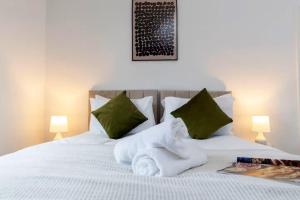 a bedroom with a bed with towels on it at 3BR Home in Darlington Contractor Rates in Darlington