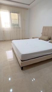 a bedroom with a large bed in a room at Appartamento spazioso e luminoso in Mahdia