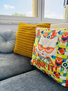 a couch with two pillows and a cat pillow at Ambassador's Retreat in Oeiras +23 photos